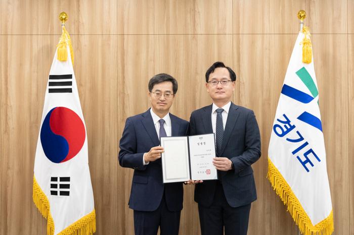 19일 오전 도지사 집무실에서 김동연 경기도지사가 경기도 공공기관 기관장 임명장 수여를 하고 있다.